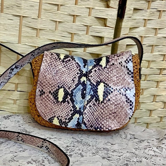 Vince Camuto ReptileLeather and Straw Crossbody 9in L x 6in H x 2in W - Picture 6 of 10